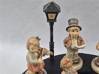 Muziekkoor met stand, lantaarn en 9 figuren - afbeelding 3 van  8