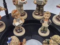 Muziekkoor met stand, lantaarn en 9 figuren - afbeelding 4 van  8