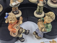 Muziekkoor met stand, lantaarn en 9 figuren - afbeelding 5 van  8