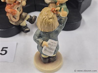 Muziekkoor met stand, lantaarn en 9 figuren - afbeelding 6 van  8