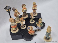 Muziekkoor met stand, lantaarn en 9 figuren - afbeelding 7 van  8