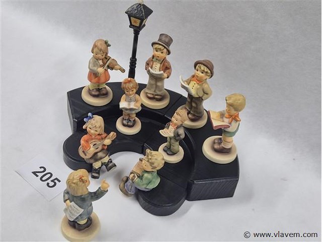 Muziekkoor met stand, lantaarn en 9 figuren - afbeelding 8 van  8