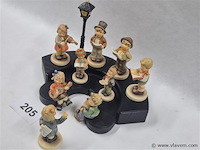 Muziekkoor met stand, lantaarn en 9 figuren - afbeelding 8 van  8