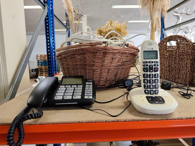Muzieksysteem philips mcm2050, draagbare telefoon doro, vaste telefoon gigaset dl580, rietenmand met 4 verlengsnoeren - afbeelding 4 van  6