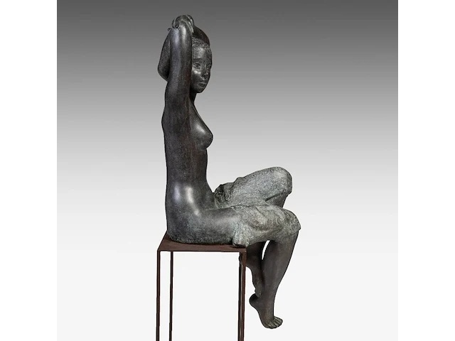 Myriam eyckens (1938), 'wake up', bronze sculpture on a metal stand 142 x 35 x 43 cm. (55.90 x 13.77 x 16.92 in.) - afbeelding 2 van  22