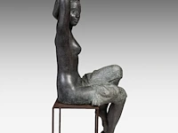 Myriam eyckens (1938), 'wake up', bronze sculpture on a metal stand 142 x 35 x 43 cm. (55.90 x 13.77 x 16.92 in.) - afbeelding 2 van  22