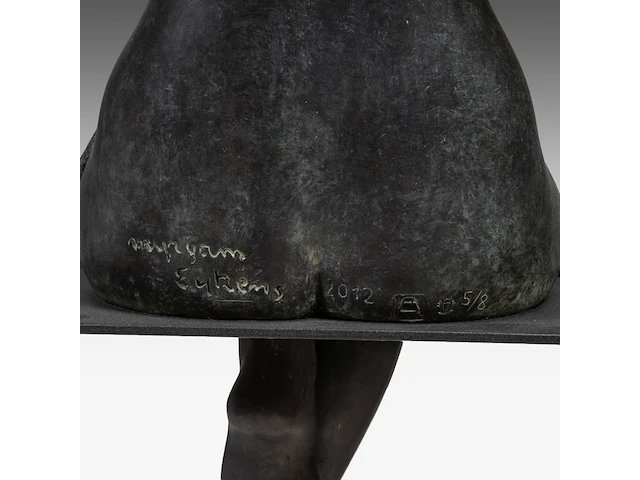 Myriam eyckens (1938), 'wake up', bronze sculpture on a metal stand 142 x 35 x 43 cm. (55.90 x 13.77 x 16.92 in.) - afbeelding 3 van  22