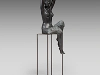 Myriam eyckens (1938), 'wake up', bronze sculpture on a metal stand 142 x 35 x 43 cm. (55.90 x 13.77 x 16.92 in.) - afbeelding 4 van  22