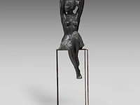 Myriam eyckens (1938), 'wake up', bronze sculpture on a metal stand 142 x 35 x 43 cm. (55.90 x 13.77 x 16.92 in.) - afbeelding 5 van  22