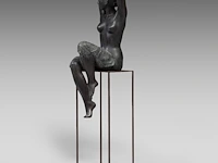 Myriam eyckens (1938), 'wake up', bronze sculpture on a metal stand 142 x 35 x 43 cm. (55.90 x 13.77 x 16.92 in.) - afbeelding 6 van  22
