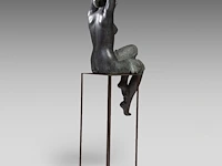 Myriam eyckens (1938), 'wake up', bronze sculpture on a metal stand 142 x 35 x 43 cm. (55.90 x 13.77 x 16.92 in.) - afbeelding 8 van  22