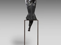 Myriam eyckens (1938), 'wake up', bronze sculpture on a metal stand 142 x 35 x 43 cm. (55.90 x 13.77 x 16.92 in.) - afbeelding 9 van  22