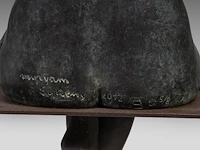 Myriam eyckens (1938), 'wake up', bronze sculpture on a metal stand 142 x 35 x 43 cm. (55.90 x 13.77 x 16.92 in.) - afbeelding 11 van  22