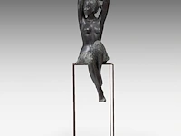 Myriam eyckens (1938), 'wake up', bronze sculpture on a metal stand 142 x 35 x 43 cm. (55.90 x 13.77 x 16.92 in.) - afbeelding 12 van  22