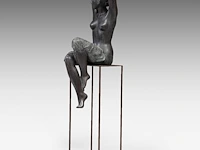 Myriam eyckens (1938), 'wake up', bronze sculpture on a metal stand 142 x 35 x 43 cm. (55.90 x 13.77 x 16.92 in.) - afbeelding 16 van  22
