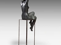 Myriam eyckens (1938), 'wake up', bronze sculpture on a metal stand 142 x 35 x 43 cm. (55.90 x 13.77 x 16.92 in.) - afbeelding 18 van  22
