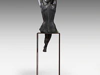Myriam eyckens (1938), 'wake up', bronze sculpture on a metal stand 142 x 35 x 43 cm. (55.90 x 13.77 x 16.92 in.) - afbeelding 19 van  22