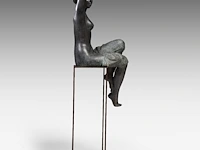 Myriam eyckens (1938), 'wake up', bronze sculpture on a metal stand 142 x 35 x 43 cm. (55.90 x 13.77 x 16.92 in.) - afbeelding 20 van  22