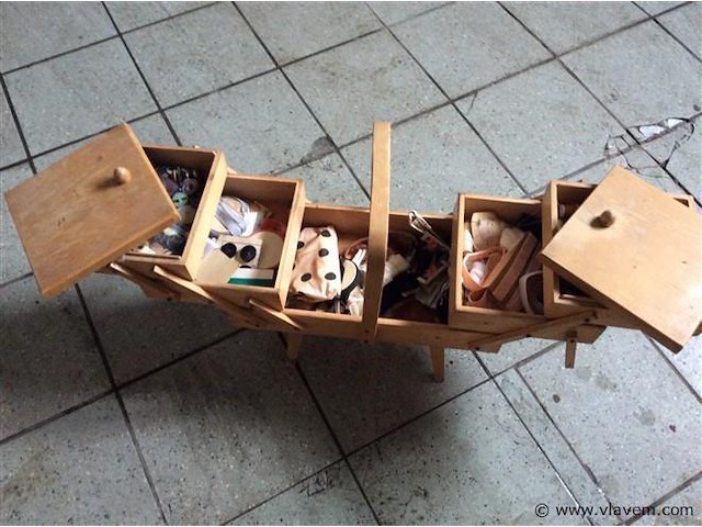 Naaibox met inhoud - afbeelding 1 van  4