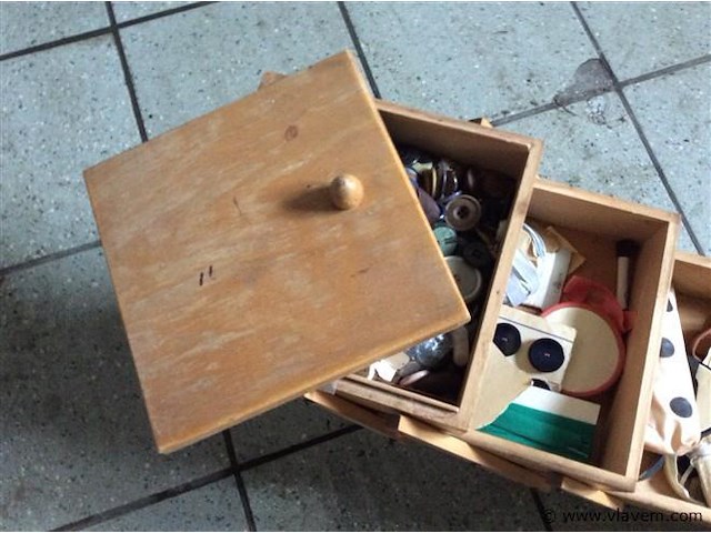 Naaibox met inhoud - afbeelding 2 van  4