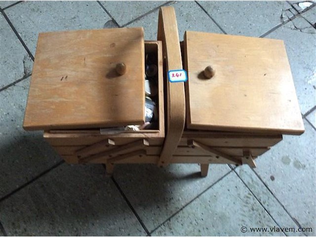 Naaibox met inhoud - afbeelding 4 van  4