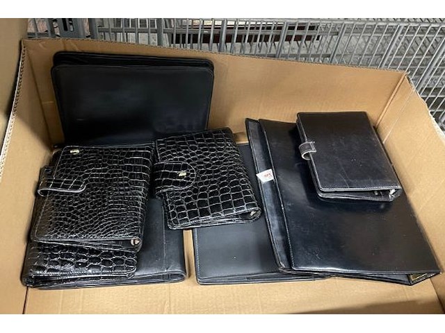 Naaidozen, pedicuretasjes, notitieboeken - afbeelding 4 van  13