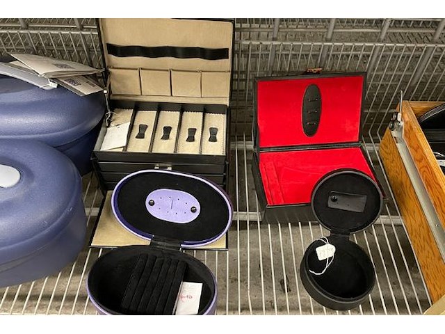 Naaidozen, pedicuretasjes, notitieboeken - afbeelding 7 van  13