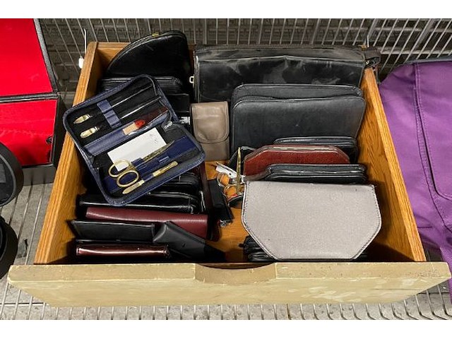 Naaidozen, pedicuretasjes, notitieboeken - afbeelding 8 van  13