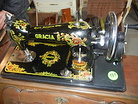 Naaimachine gracia + afdekdoos - afbeelding 1 van  2