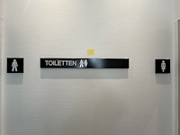 Naambordjes toilet