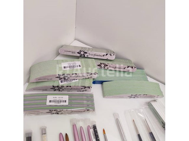 Nagelkolf: nail art & uv/led gels • 240 ref. • waarde 3526 € - afbeelding 1 van  14