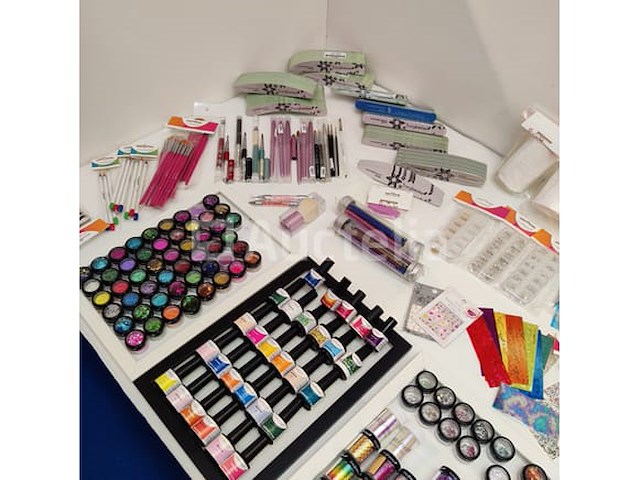 Nagelkolf: nail art & uv/led-gels • 242 ref. • waarde 3546€ - afbeelding 14 van  14