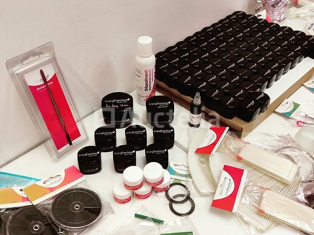 Nagelkolf: nail art & uv/led gels • 243 ref. • waarde 3467 € - afbeelding 14 van  14