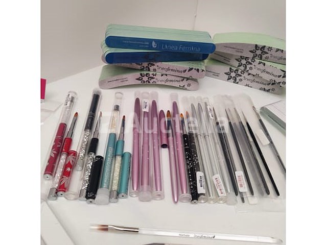 Nagelmateriaal: nail art & uv/led gels • 235 ref. • waarde 3423€ - afbeelding 9 van  17