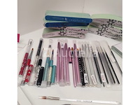 Nagelmateriaal: nail art & uv/led gels • 235 ref. • waarde 3423€ - afbeelding 9 van  17