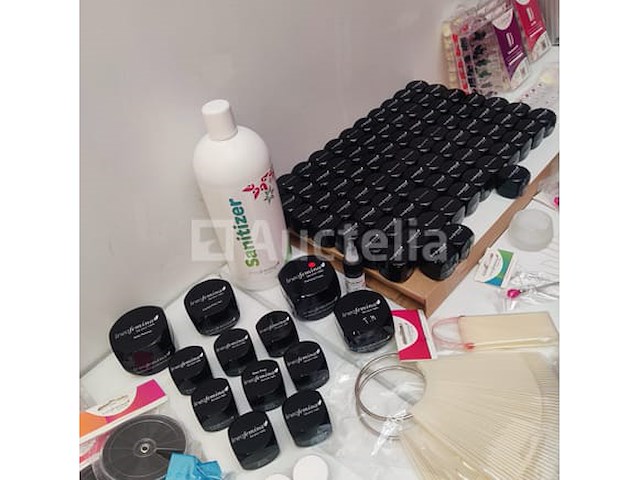 Nagelmateriaal: nail art & uv/led gels • 235 ref. • waarde 3423€ - afbeelding 1 van  17
