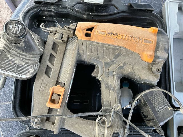 Nagelpistool (4)+ compressor (functioneel) - afbeelding 1 van  6