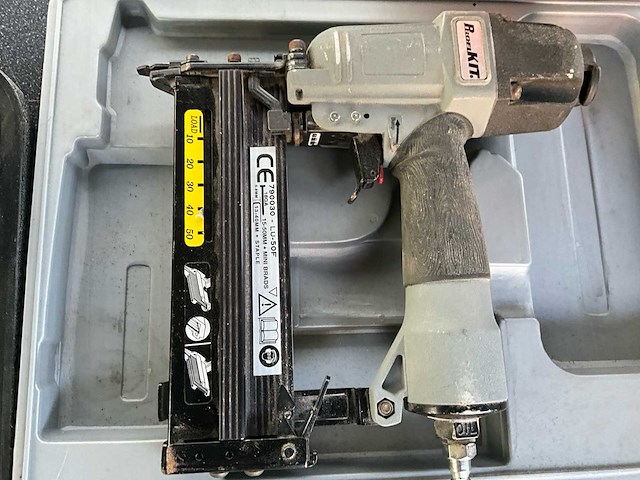 Nagelpistool (4)+ compressor (functioneel) - afbeelding 5 van  6