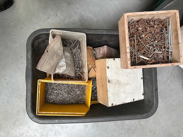 Nagels - various contractor materials - afbeelding 1 van  1