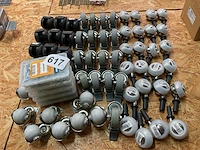 Nagels en zwenkwielen