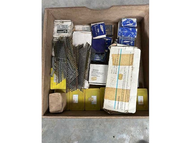 Nagels nagelschieters - fastening material batch - afbeelding 1 van  1