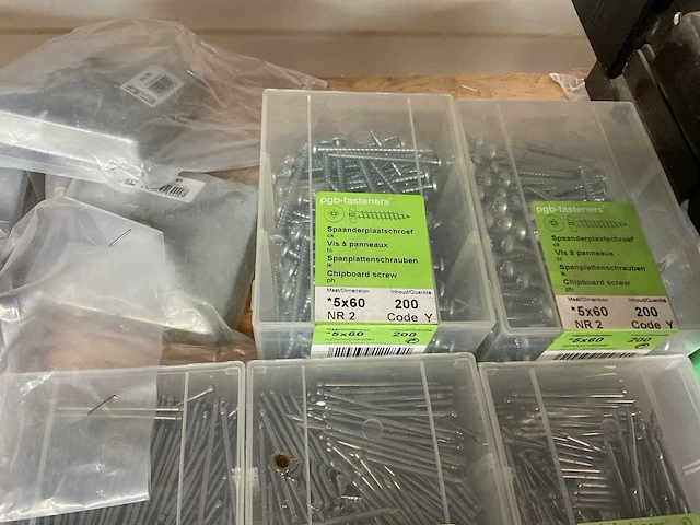 Nagels oogschroeven paal afdekken - afbeelding 2 van  8