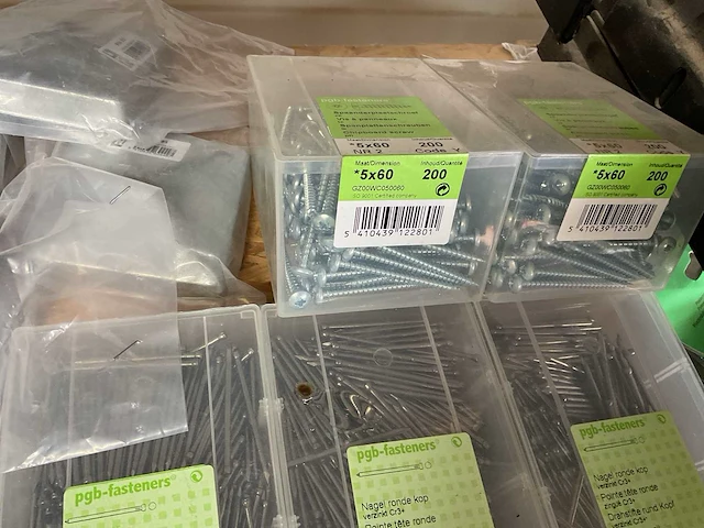 Nagels oogschroeven paal afdekken - afbeelding 3 van  8
