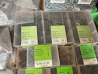 Nagels oogschroeven paal afdekken - afbeelding 6 van  8