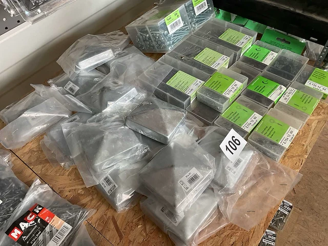 Nagels oogschroeven paal afdekken - afbeelding 8 van  8