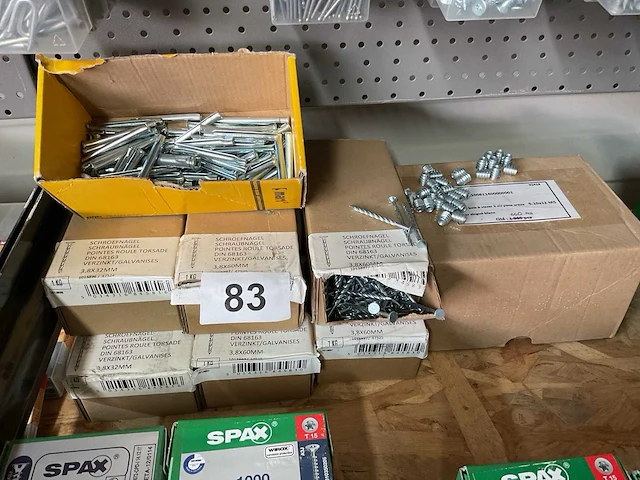 Nagels slagpluggen draad moeren - afbeelding 1 van  5