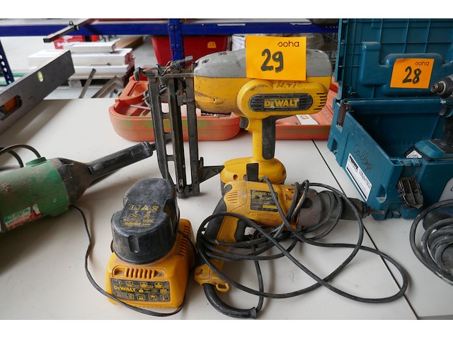Nagelschietmachine + boormachine dewalt - afbeelding 1 van  4