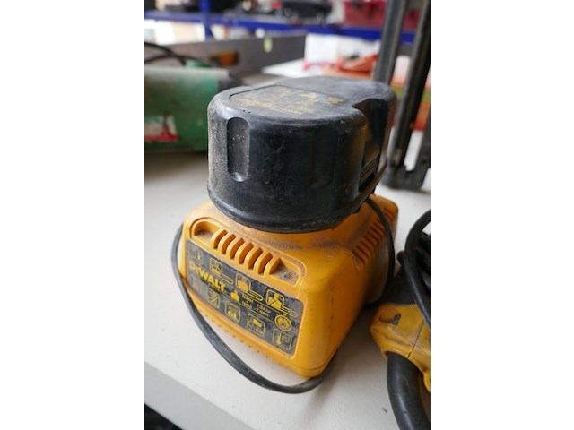 Nagelschietmachine + boormachine dewalt - afbeelding 4 van  4