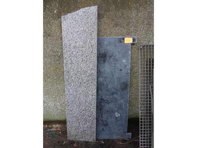 Natuursteen (blauwsteen 0,50 x 1,23 m) en (graniet 0,35 x 1,45m) - afbeelding 1 van  1