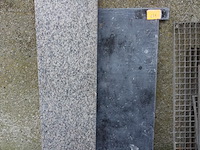 Natuursteen (blauwsteen 0,50 x 1,23 m) en (graniet 0,35 x 1,45m) - afbeelding 1 van  1